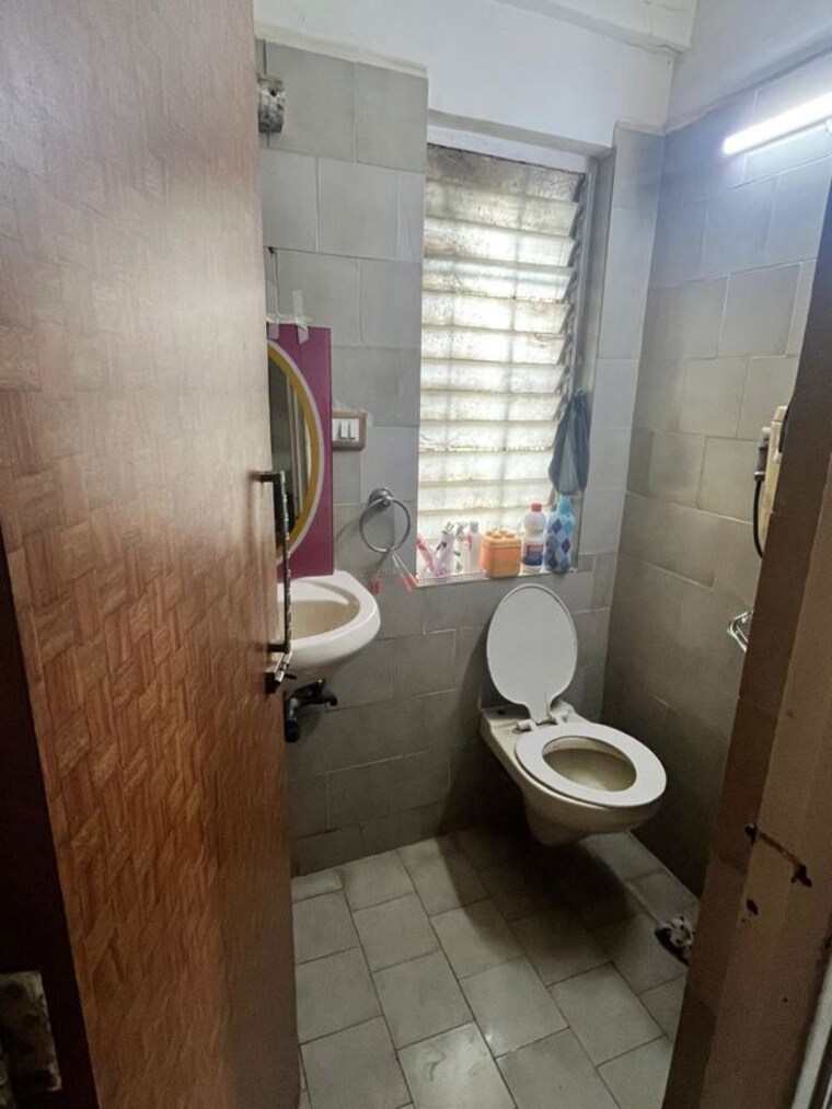 Bathroom, oxforoad-tower-chs 3 Bedroom 860 Sq.Ft. Apartment In Andheri West Mumbai 10082232