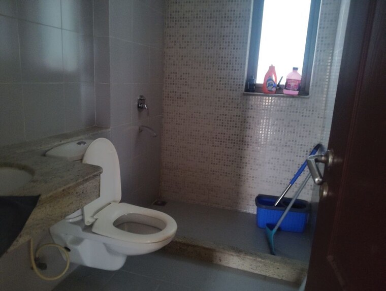 Bathroom, unitech-the-residences-gurgaon 3.5 Bedroom 1452 Sq.Ft. Apartment In Sector 33 Gurgaon 10082288