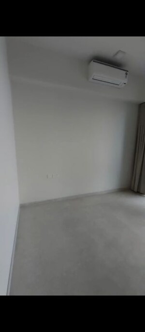 Room in 2 BHK Apartment at Piramal Aranya, Byculla – for Rent