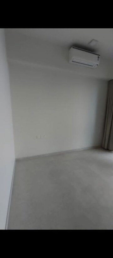 Room in 2 BHK Apartment at Piramal Aranya, Byculla – for Rent