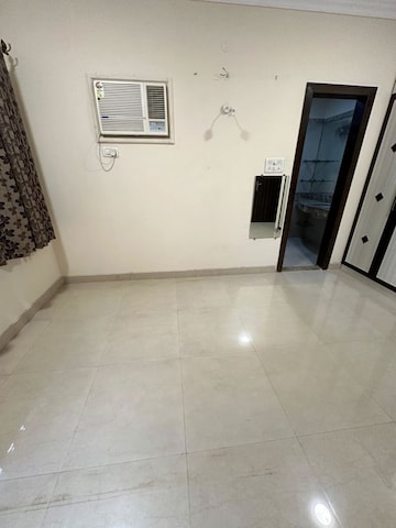 Room in 3 BHK Apartment at Raheja Sherwood, Goregaon East – for Rent