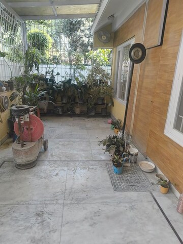 Parking in 3.5 BHK Apartment at Vasant Kunj – for Sale