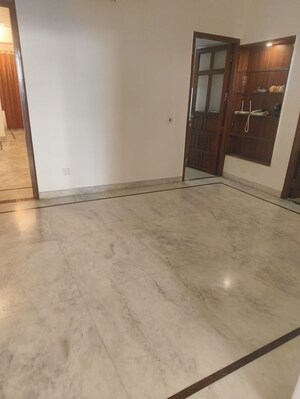 Room in 3.5 BHK Apartment at Vasant Kunj – for Sale