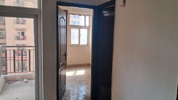 Room in 2.5 BHK Apartment at Amrapali Princely Estate, Sector 76 – for Sale