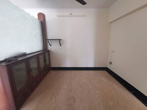 Room in 3 BHK Apartment at Khar West – for Rent