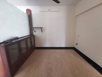 Room in 3 BHK Apartment at Khar West – for Rent