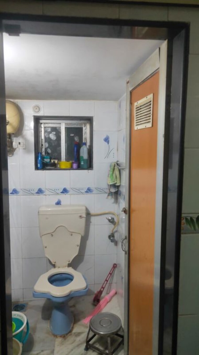 Bathroom, krishna-niwas-kalbadevi 3 Bedroom 1200 Sq.Ft. Apartment In Kalbadevi Mumbai 10083224