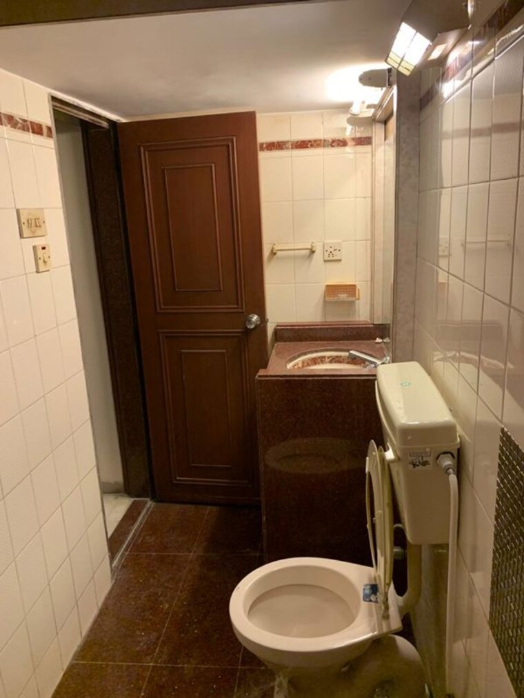 Bathroom, santacruz west 3 Bedroom 1100 Sq.Ft. Apartment In Santacruz West Mumbai 10083205