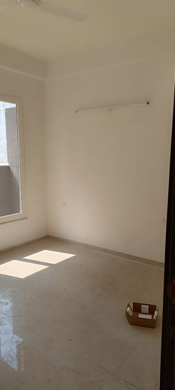 Room in 3 BHK Apartment at Smart World Orchard, Sector 61 – for Sale