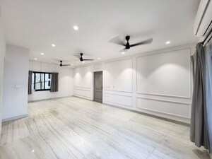 Room in 2 BHK Apartment at Mittal Phoenix Towers, Lower Parel – for Rent