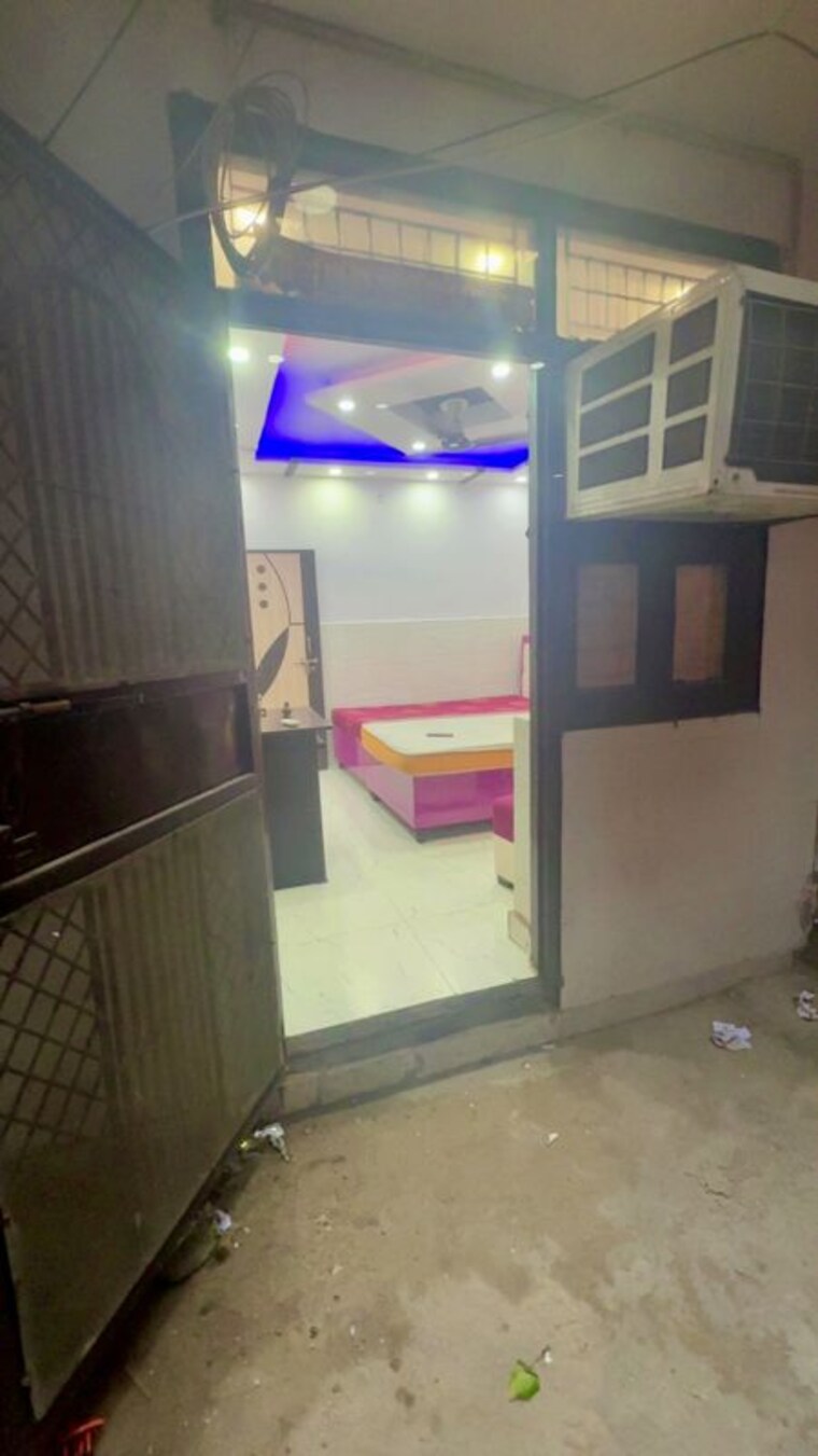 Room, dwarka mor 2 Bedroom 500 Sq.Ft. Builder Floor In Dwarka Mor Delhi 10083435