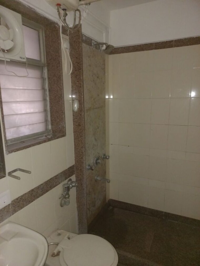 Bathroom, vasant vihar 1 Bedroom 580 Sq.Ft. Apartment In Vasant Vihar Thane 10083763