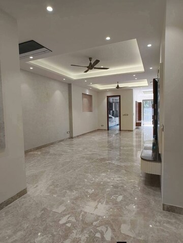 Room in 3 BHK Builder Floor at Saket – for Rent