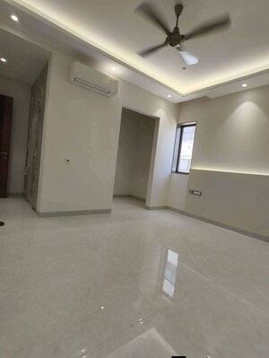 Room in 3 BHK Builder Floor at Saket – for Rent