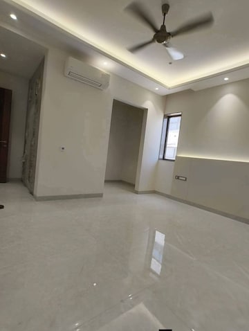 Room in 3 BHK Builder Floor at Saket – for Rent