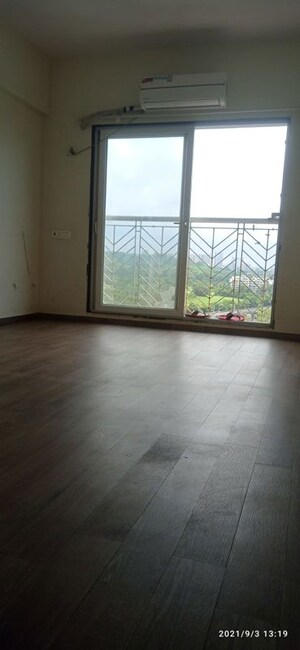 Room in 2 BHK Apartment at Yash Orion, Goregaon East – for Rent