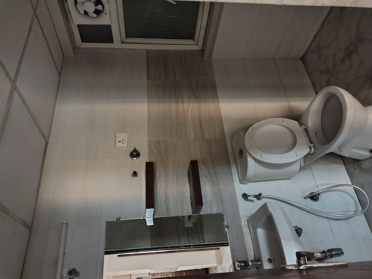 Bathroom, amrapali-leisure-park 2 Bedroom 845 Sq.Ft. Apartment In Amrapali Leisure Valley Greater Noida 10083985