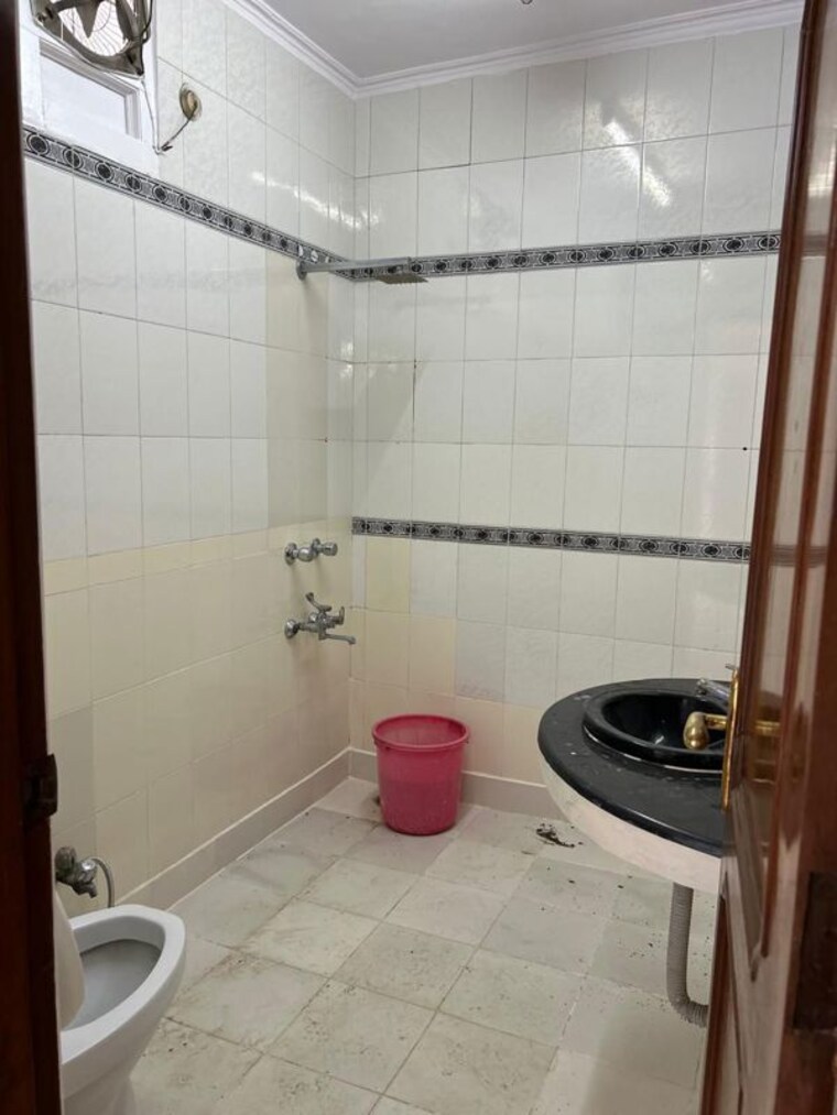Bathroom, east of kailash 3 Bedroom 1200 Sq.Ft. Builder Floor In East Of Kailash Delhi 10084038