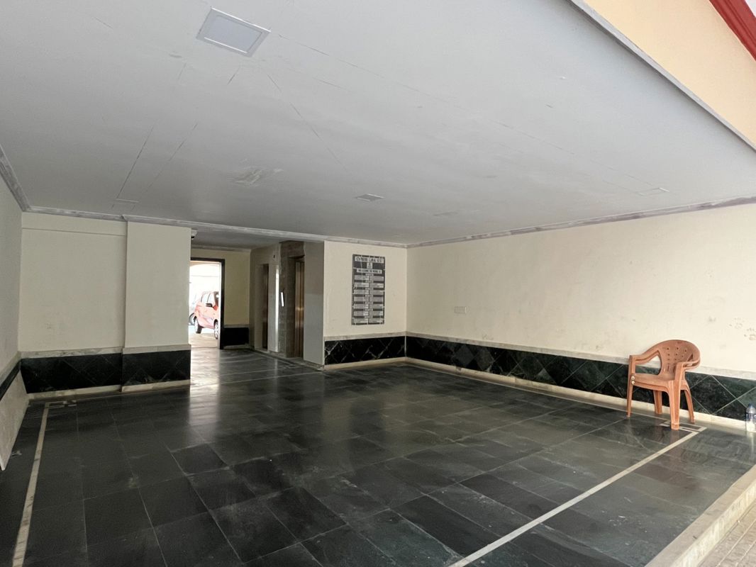 2 BHK 750 Sq.Ft. Apartment in Redwoods CHS