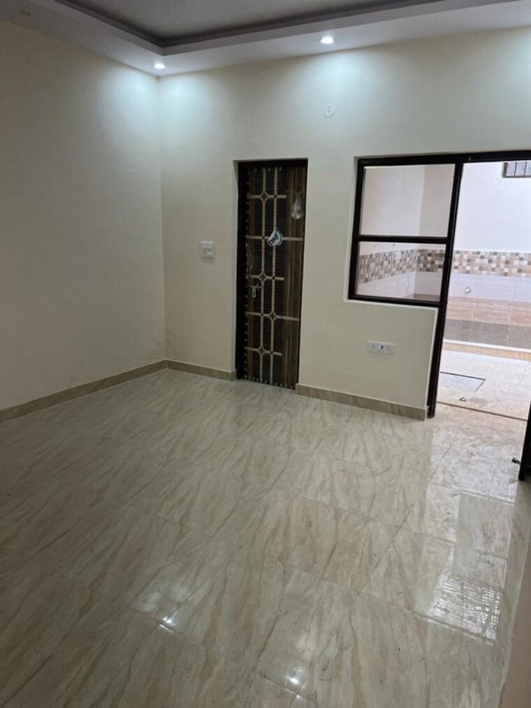 Room, sector 116 2 Bedroom 250 Sq.Mt. Independent House In Sector 116 Noida 10084262