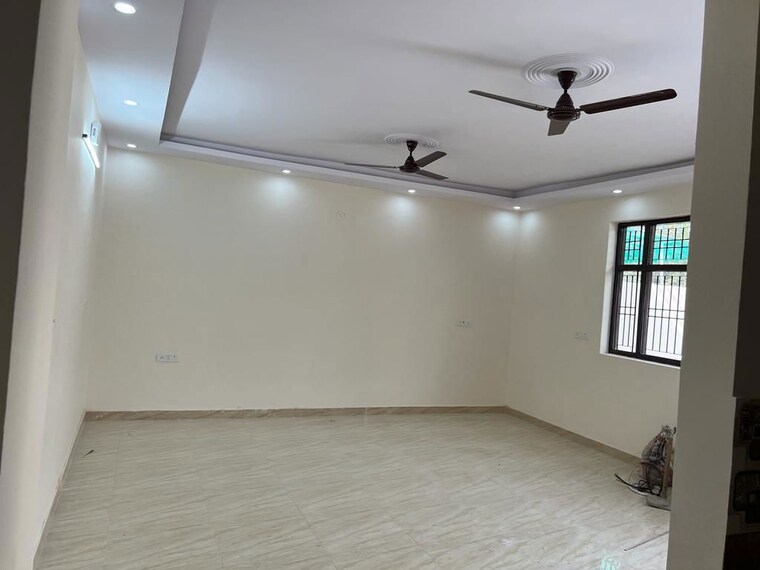Room, sector 116 2 Bedroom 250 Sq.Mt. Independent House In Sector 116 Noida 10084262