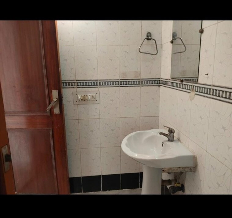 Bathroom, greater kailash i 3 Bedroom 2000 Sq.Ft. Builder Floor In Greater Kailash I Delhi 10084289