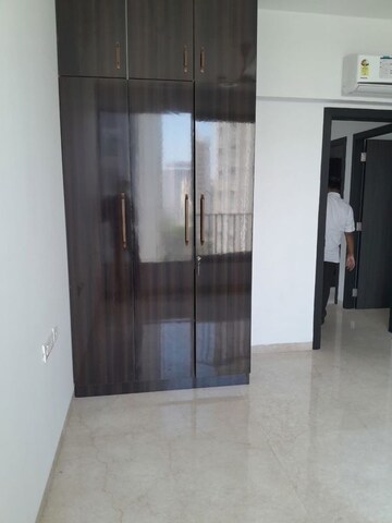 Room in 3 BHK Apartment at Oberoi Sky City, Borivali East – for Rent