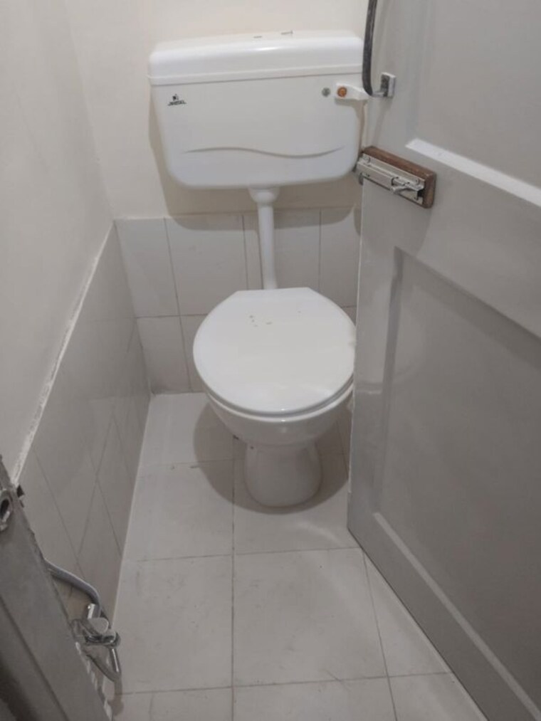 Bathroom, jyoti-complex 1 Bedroom 425 Sq.Ft. Apartment In Goregaon East Mumbai 10084421