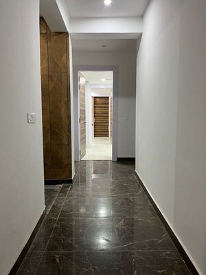 Building Lobby in 1 BHK Builder Floor at Ansal Sushant Lok I, Sector 43 – for Rent