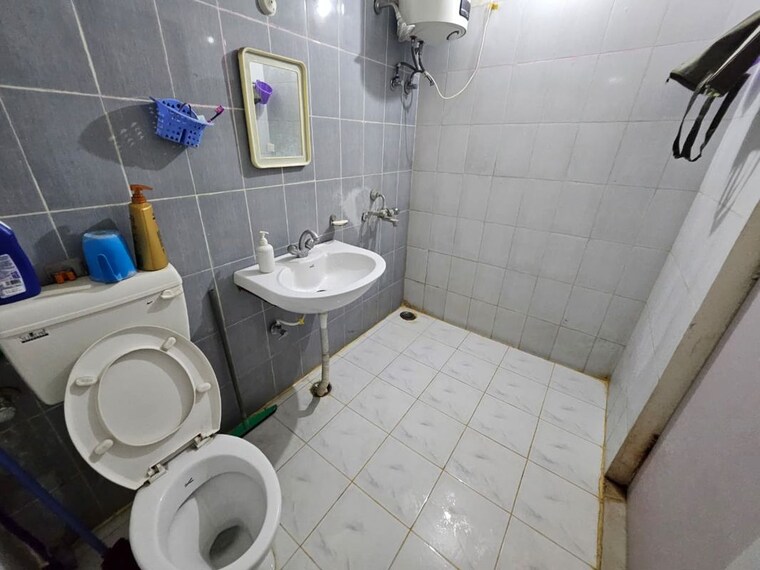Bathroom, gomti nagar 2.5 Bedroom 1100 Sq.Ft. Independent House In Gomti Nagar Lucknow 10084657