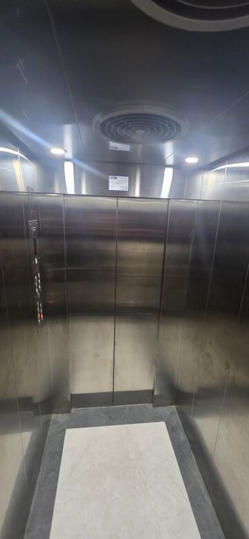 Lift in 4 BHK Builder Floor at Unitech Uniworld Resorts-The Residences, Sector 33 – for Rent