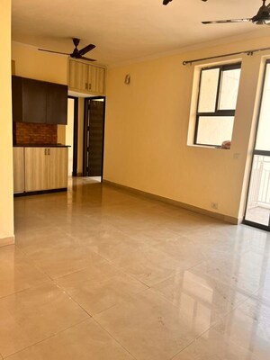 Room in 3.5 BHK Builder Floor at Unitech Uniworld Resorts-The Residences, Sector 33 – for Rent