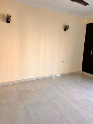 Room in 3.5 BHK Builder Floor at Unitech Uniworld Resorts-The Residences, Sector 33 – for Rent