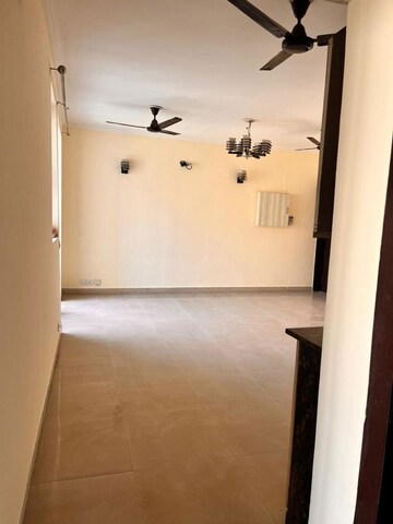 Room in 3.5 BHK Builder Floor at Unitech Uniworld Resorts-The Residences, Sector 33 – for Rent