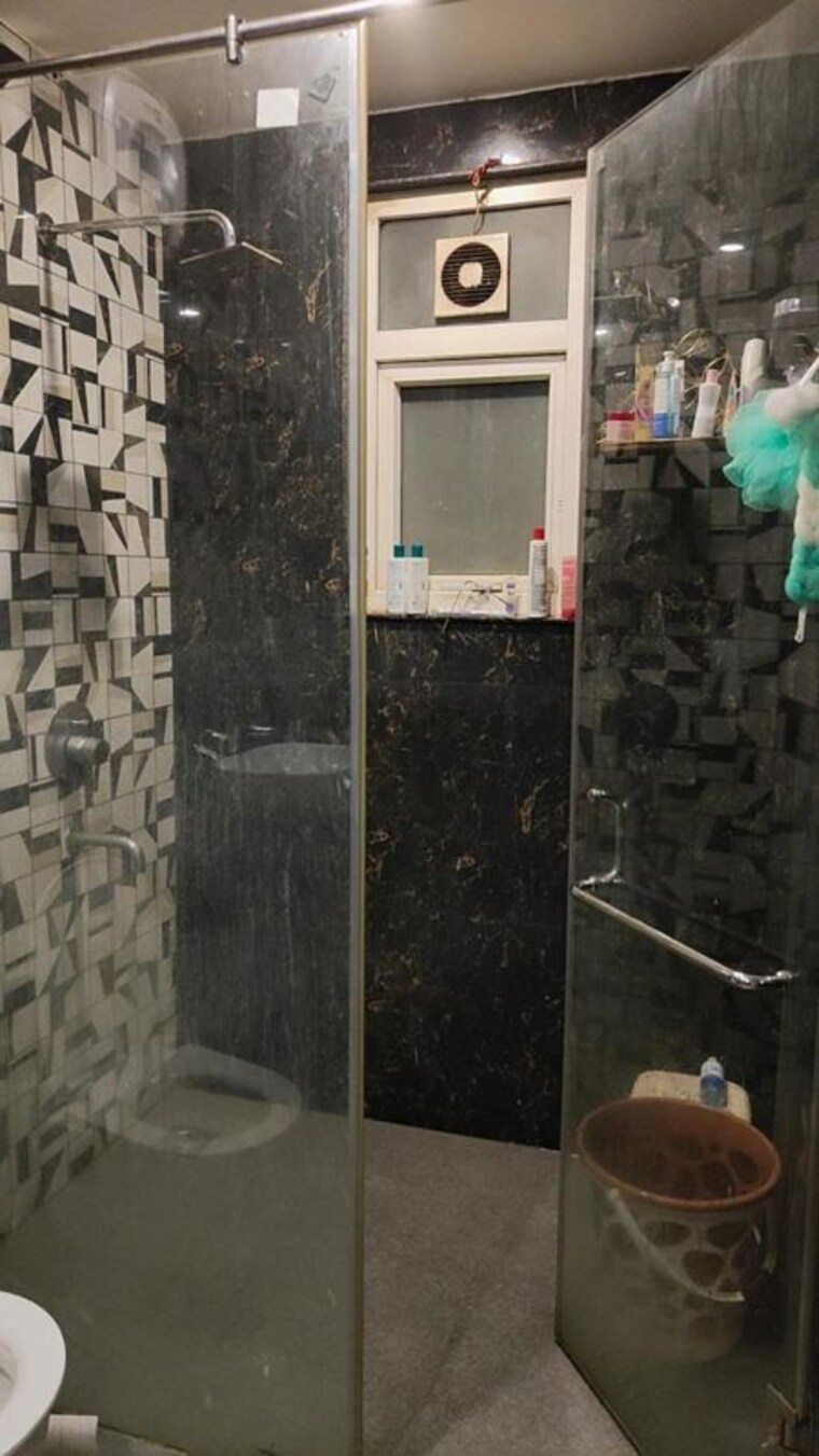 Bathroom, unitech-uniworld-resorts-the-residences 3.5 Bedroom 4009 Sq.Ft. Builder Floor In Sector 33 Gurgaon 10084705