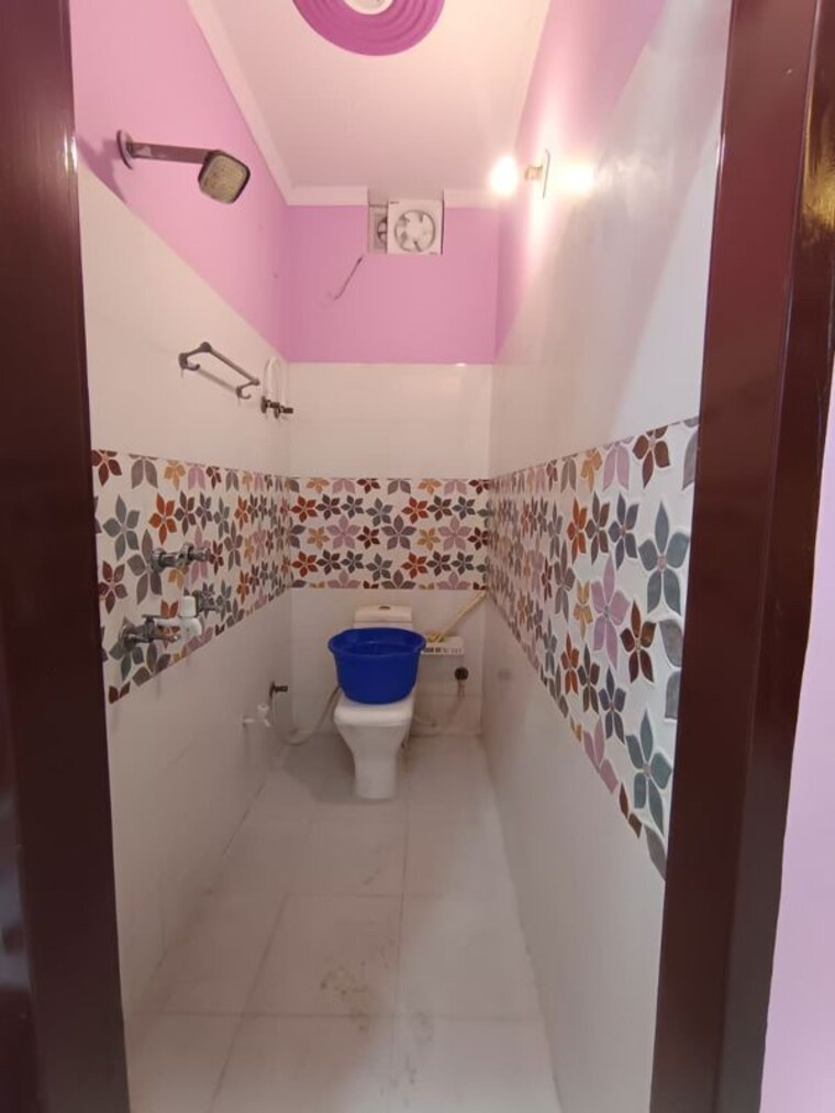 Bathroom, vipin garden 2 Bedroom 65 Acre Builder Floor In Vipin Garden Delhi 10084720