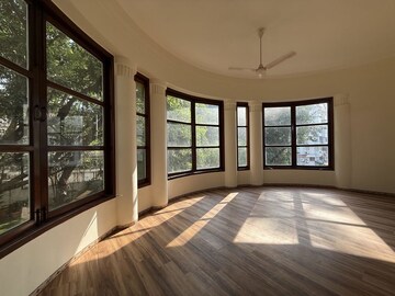 Room in 4 BHK Apartment at Kemps Corner – for Rent