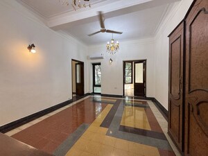 Room in 4 BHK Apartment at Kemps Corner – for Rent