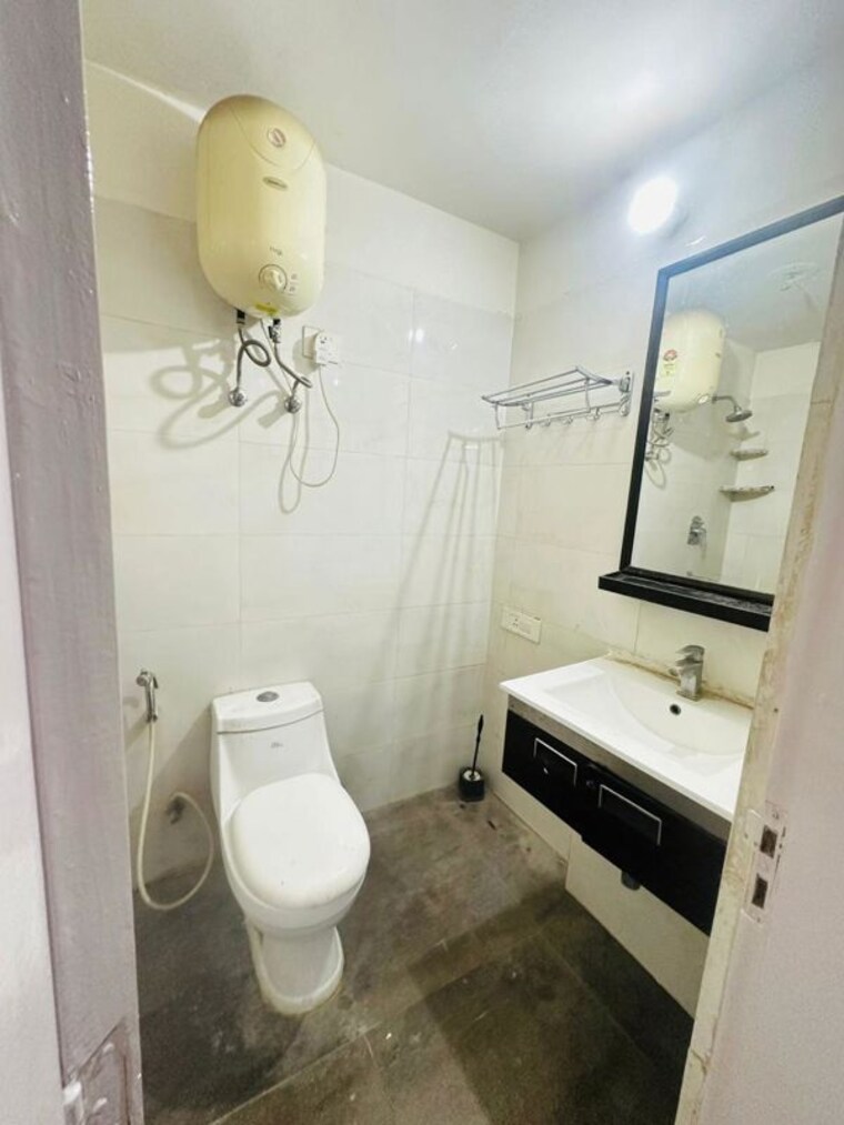 Bathroom, tulip-violet 3 Bedroom 1578 Sq.Ft. Apartment In Sector 69 Gurgaon 10066808