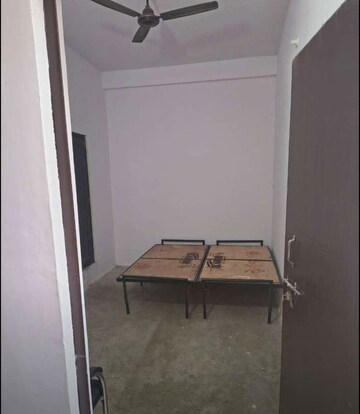 Room in 1 BHK Builder Floor at Husainganj – for Rent