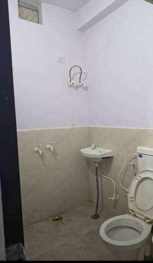  1 BHK Builder Floor at Husainganj – for Rent