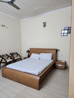 2 BHK + Study Room Builder Floor For Rent in Pitampura