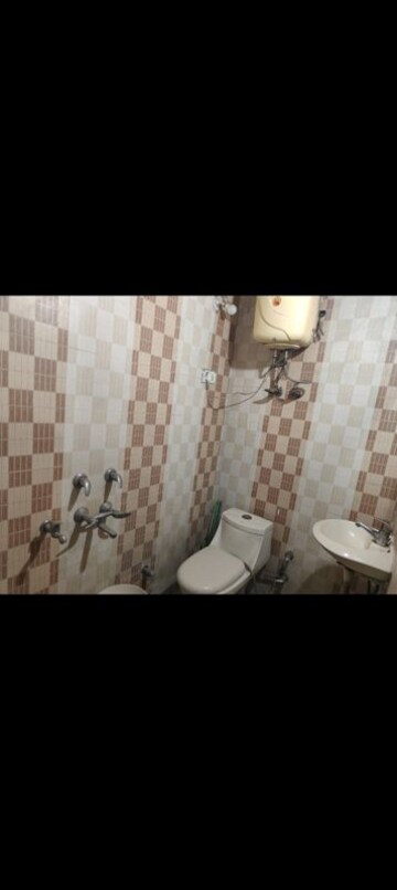 Bathroom in 1.5 BHK Builder Floor at Lajpat Nagar 4 – for Rent