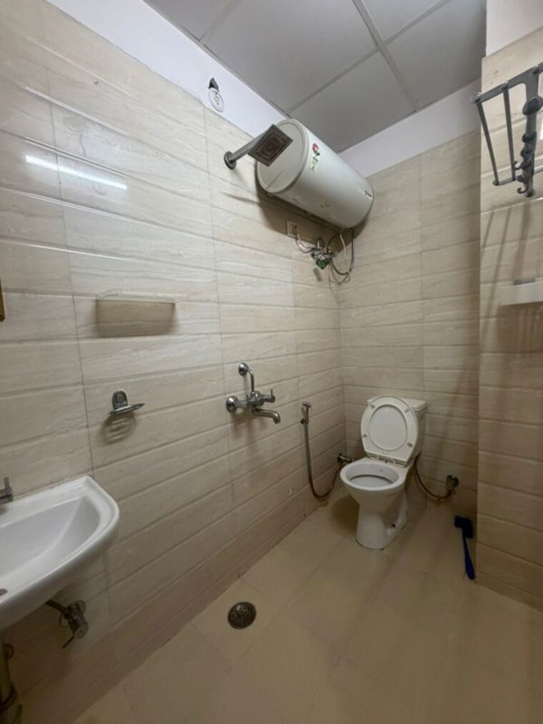 Bathroom, sector 30 3 Bedroom 1500 Sq.Ft. Builder Floor In Sector 30 Gurgaon 10084966