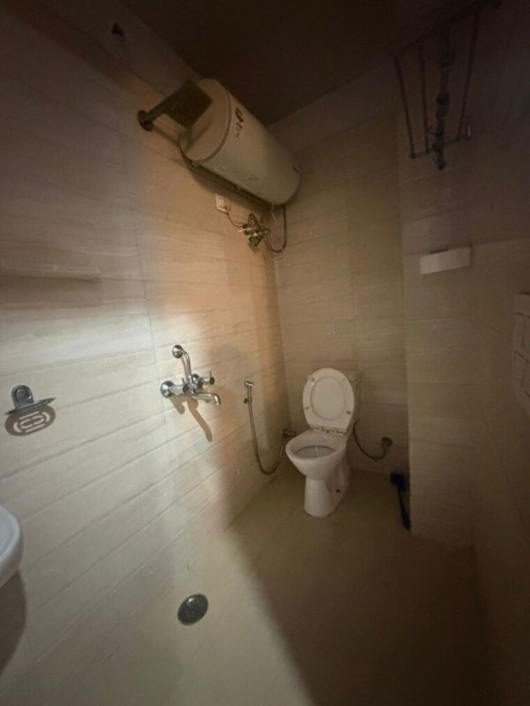 Bathroom, sector 30 3 Bedroom 1500 Sq.Ft. Builder Floor In Sector 30 Gurgaon 10084966