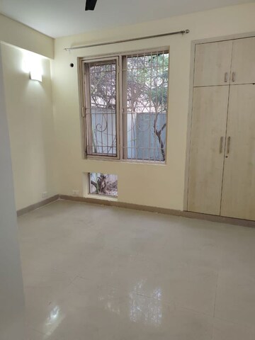 Room in 3 BHK Builder Floor at Unitech Woodstock Floors, Sector 50 – for Rent