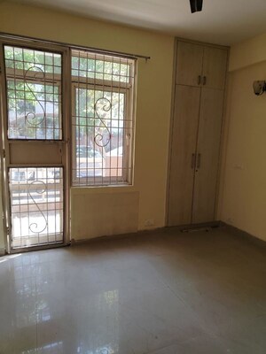 Room in 3 BHK Builder Floor at Unitech Woodstock Floors, Sector 50 – for Rent