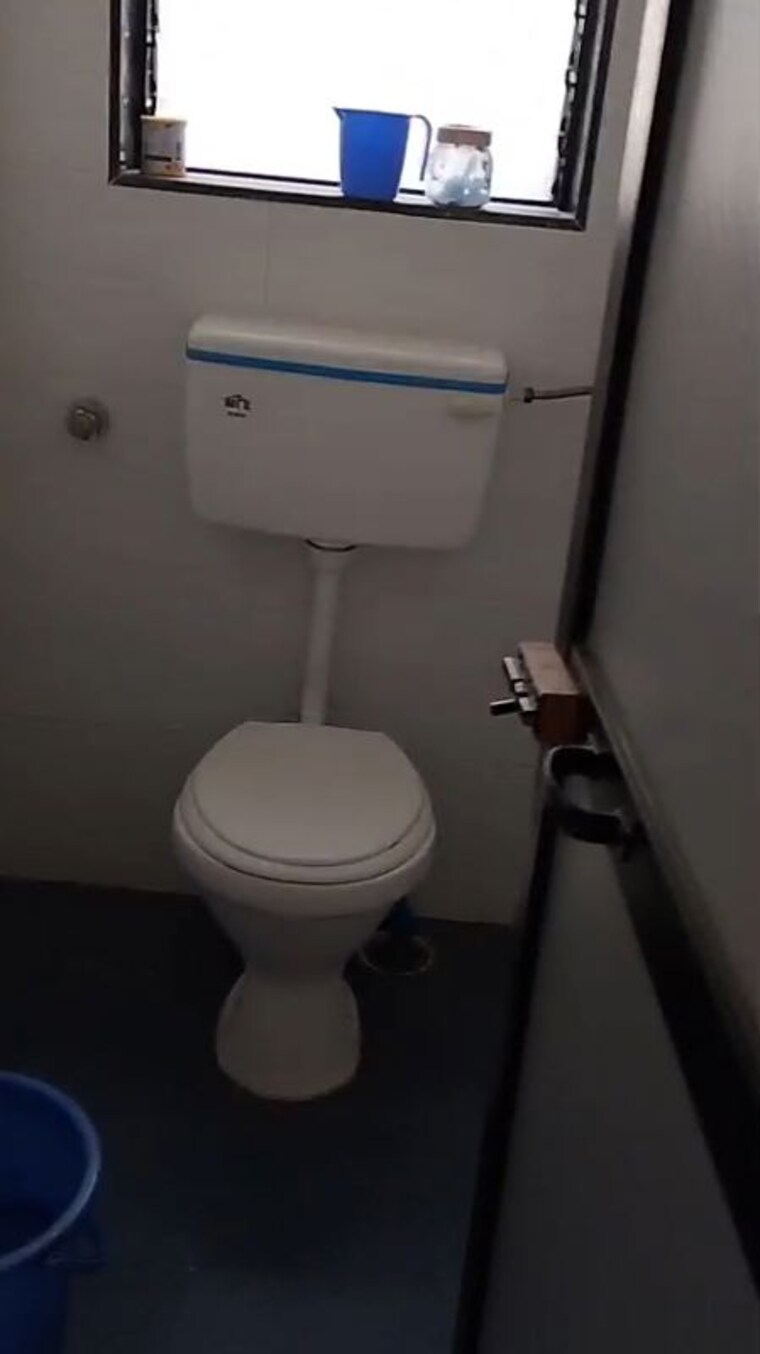 Bathroom, matunga west 1 Bedroom 500 Sq.Ft. Apartment In Matunga West Mumbai 10084979