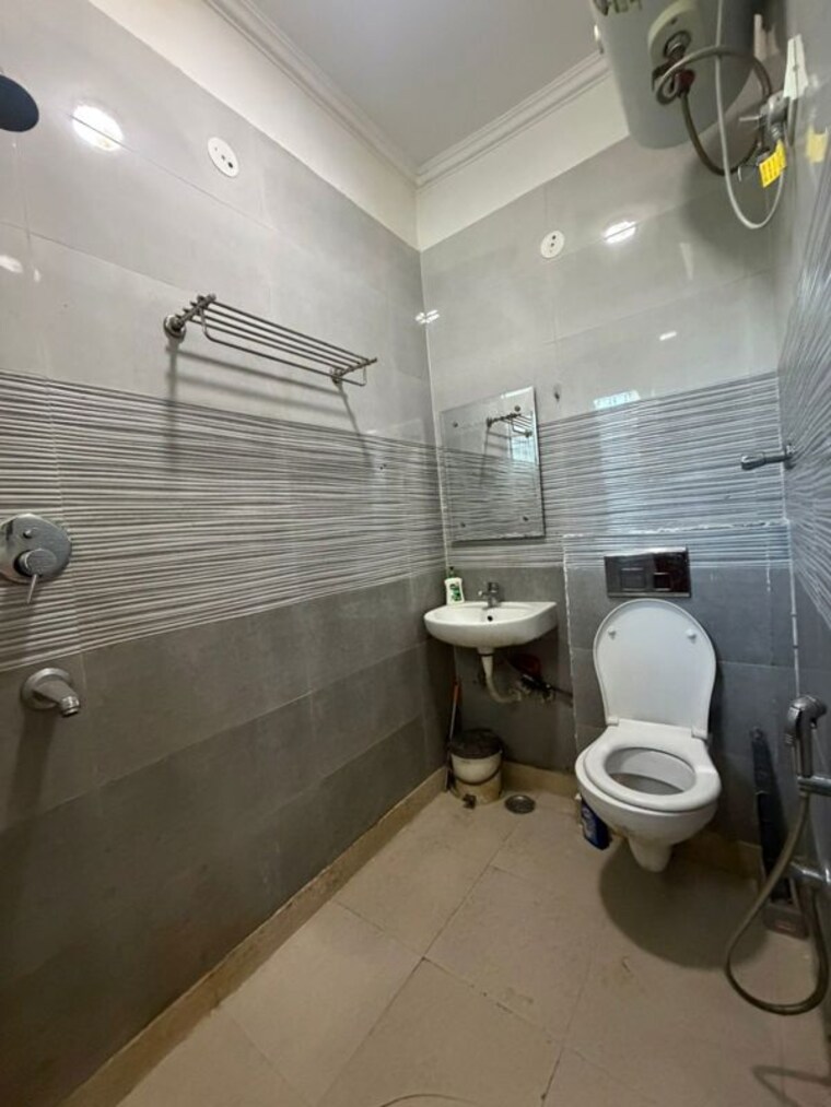 Bathroom, sector 30 2 Bedroom 1300 Sq.Ft. Builder Floor In Sector 30 Gurgaon 10084991