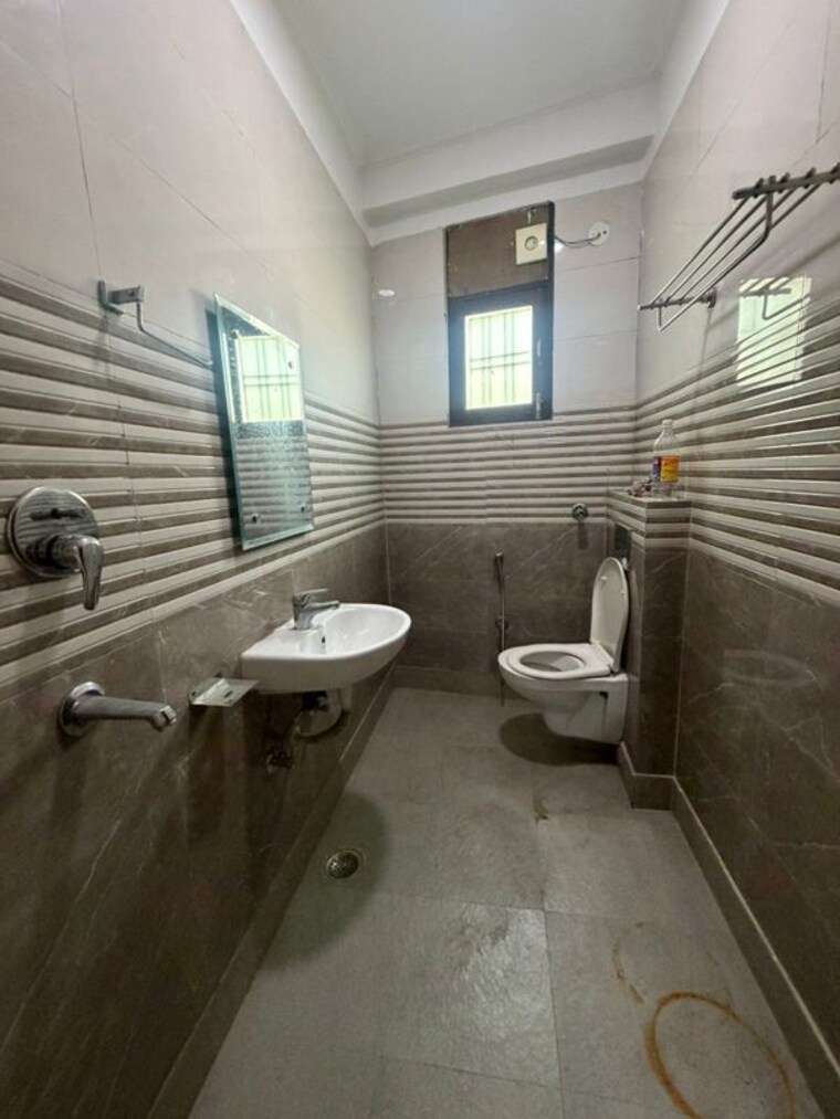 Attached Bathroom, sector 30 2 Bedroom 1300 Sq.Ft. Builder Floor In Sector 30 Gurgaon 10084991